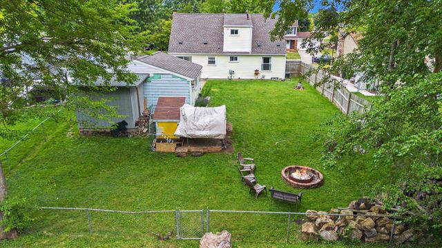 25286 Castlewood Drive, Trenton, MI 48183