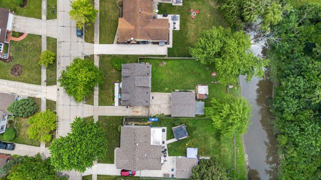 25286 Castlewood Drive, Trenton, MI 48183