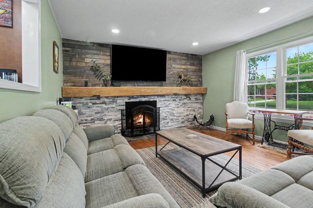 25286 Castlewood Drive, Trenton, MI 48183