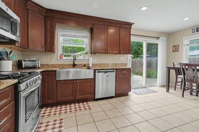 25286 Castlewood Drive, Trenton, MI 48183