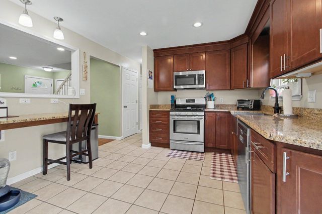 25286 Castlewood Drive, Trenton, MI 48183