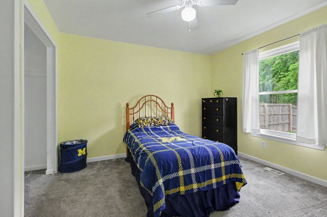 25286 Castlewood Drive, Trenton, MI 48183