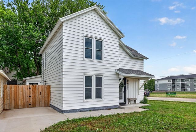 302 1st Street NW, Dodge Center, MN 55927