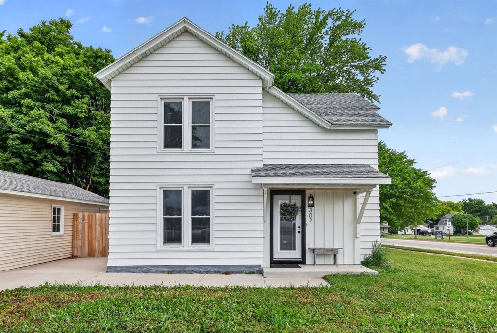302 1st Street NW, Dodge Center, MN 55927