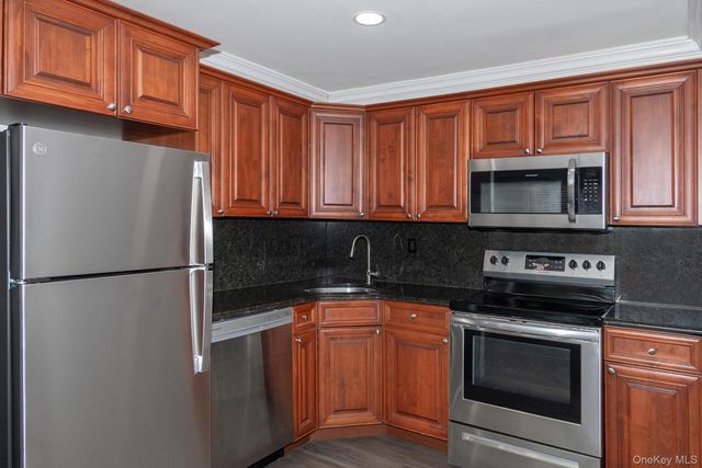 64 S Clinton Avenue 4B, Bay Shore, NY 11706