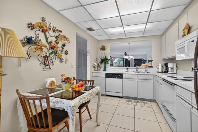 6940 SE Constitution Boulevard 201, Hobe Sound, FL 33455