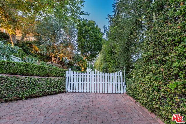 11532 Thurston Circle, Los Angeles, CA 90049