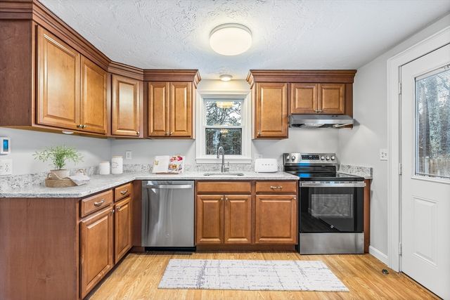 30 Barquentine Dr, Plymouth, MA 02360