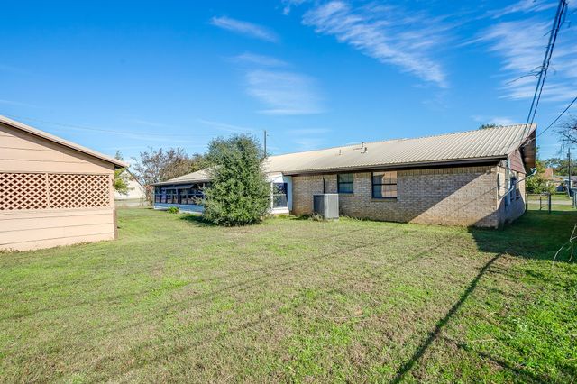 1911 Joslin Street, Cleburne, TX 76033