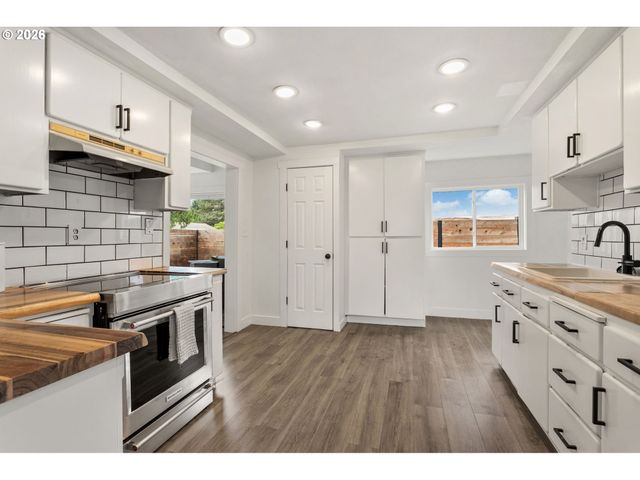 406 E JONES St, Yacolt, WA 98675