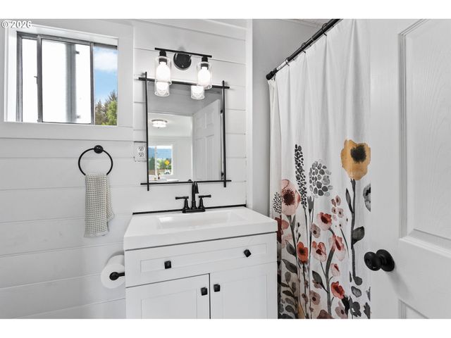 406 E JONES St, Yacolt, WA 98675