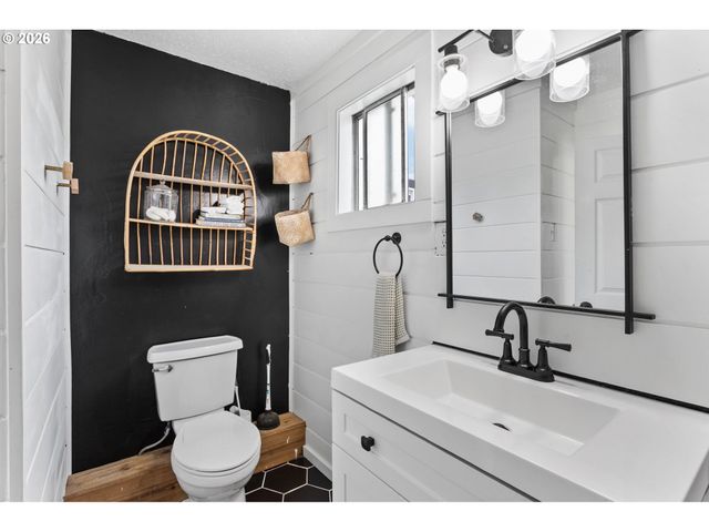406 E JONES St, Yacolt, WA 98675