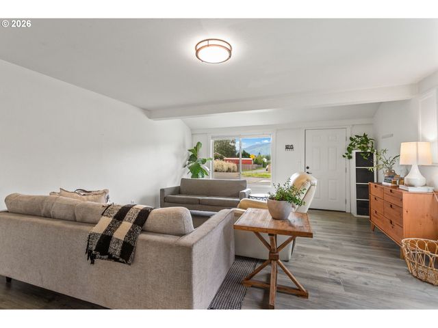 406 E JONES St, Yacolt, WA 98675
