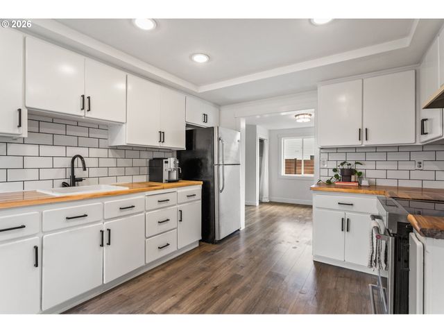 406 E JONES St, Yacolt, WA 98675