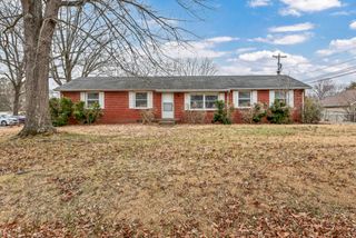 27 Binks Dr, Clarksville, TN 37042