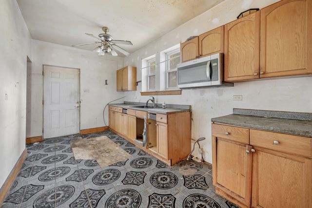 7927 S Ridgeland Avenue, Chicago, IL 60617
