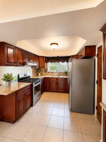 27344 Michele Street, Dearborn Heights, MI 48127