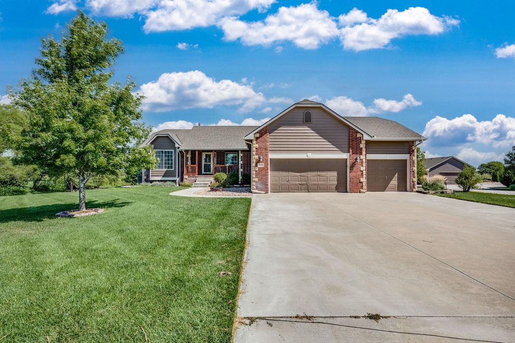 15050 W Shadow Lakes St, Wichita, KS 67223