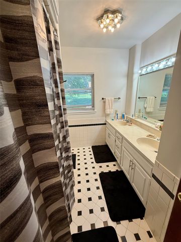 4002 Adams Avenue, Des Moines, IA 50310