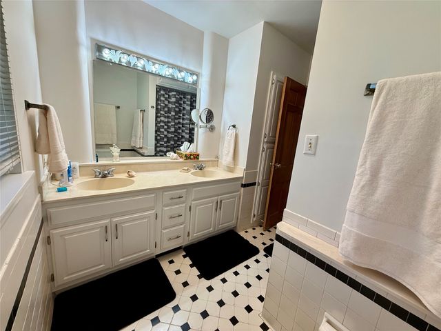 4002 Adams Avenue, Des Moines, IA 50310