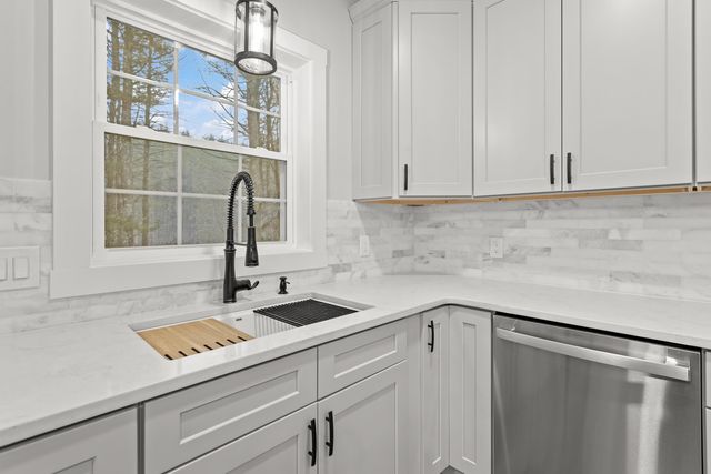 380 E Dunbarton Road, Goffstown, NH 03045