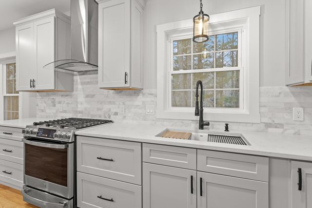 380 E Dunbarton Road, Goffstown, NH 03045