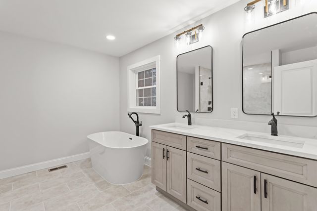 380 E Dunbarton Road, Goffstown, NH 03045