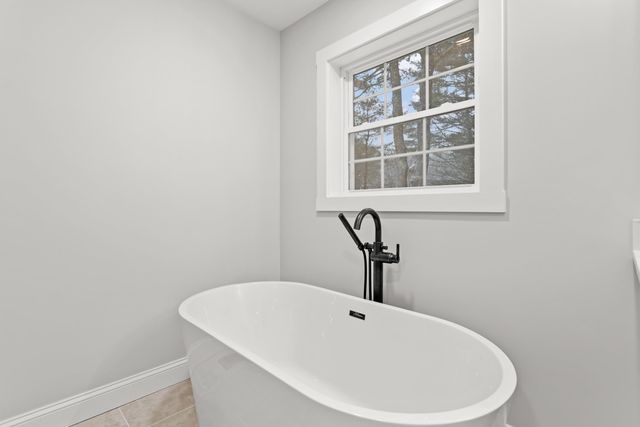 380 E Dunbarton Road, Goffstown, NH 03045