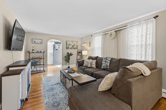 7 Norfolk Ave, Dartmouth, MA 02747
