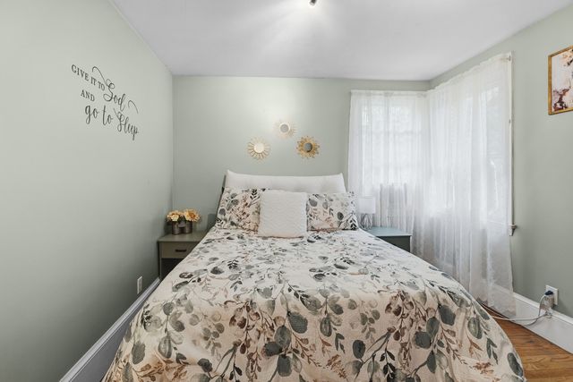7 Norfolk Ave, Dartmouth, MA 02747