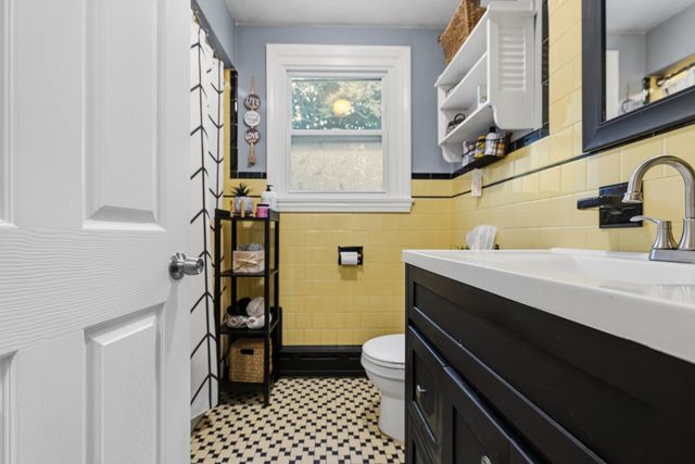 7 Norfolk Ave, Dartmouth, MA 02747