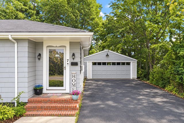 7 Norfolk Ave, Dartmouth, MA 02747
