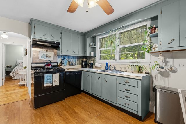 7 Norfolk Ave, Dartmouth, MA 02747