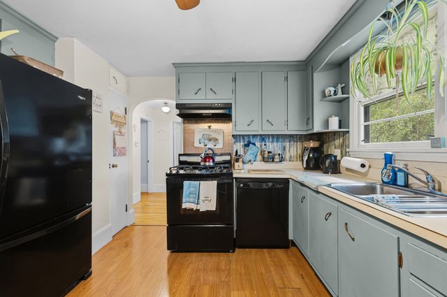 7 Norfolk Ave, Dartmouth, MA 02747