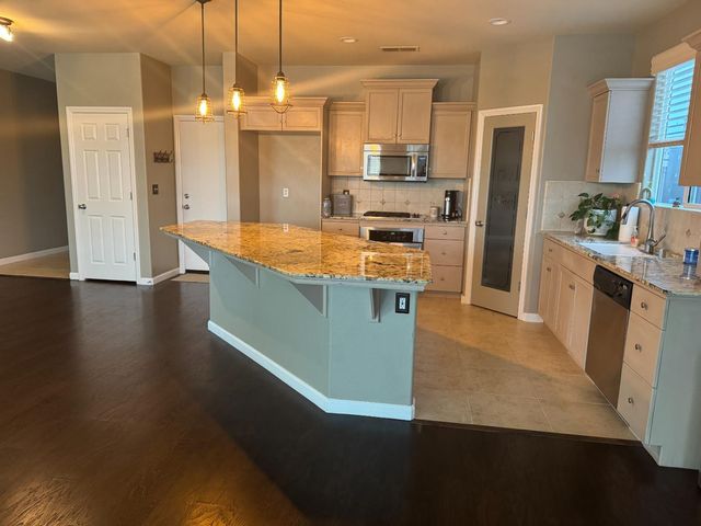 3237 Bellaire Avenue, Clovis, CA 93619