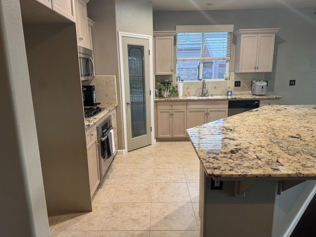 3237 Bellaire Avenue, Clovis, CA 93619