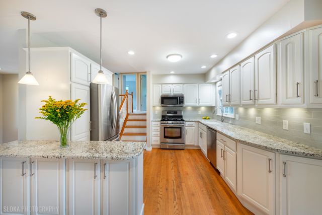 320 Deveron Circle, Cary, IL 60013