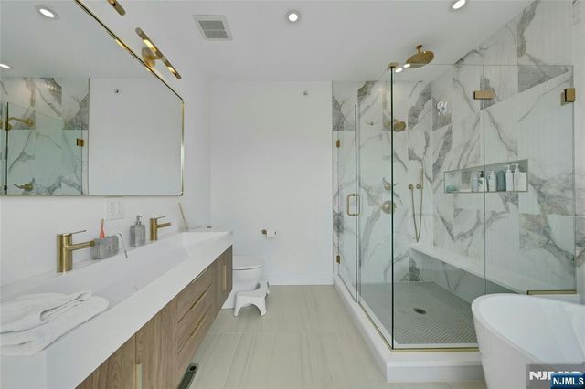 2282 7th Street, Fort Lee, NJ 07024