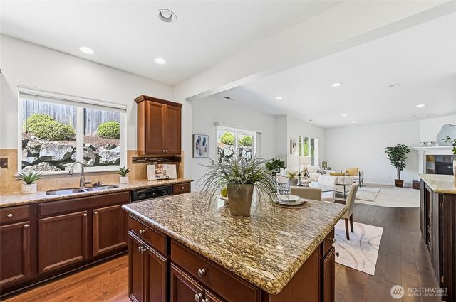 7624 NE 201st Place, Kenmore, WA 98028