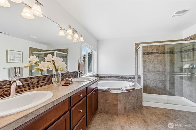 7624 NE 201st Place, Kenmore, WA 98028