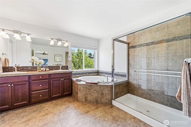 7624 NE 201st Place, Kenmore, WA 98028