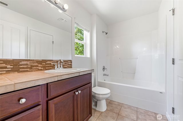 7624 NE 201st Place, Kenmore, WA 98028
