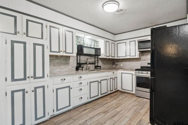135 Gardner Dr, Palestine, TX 75803