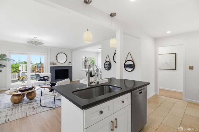 704 Alta Vista Drive, Pacifica, CA 94044