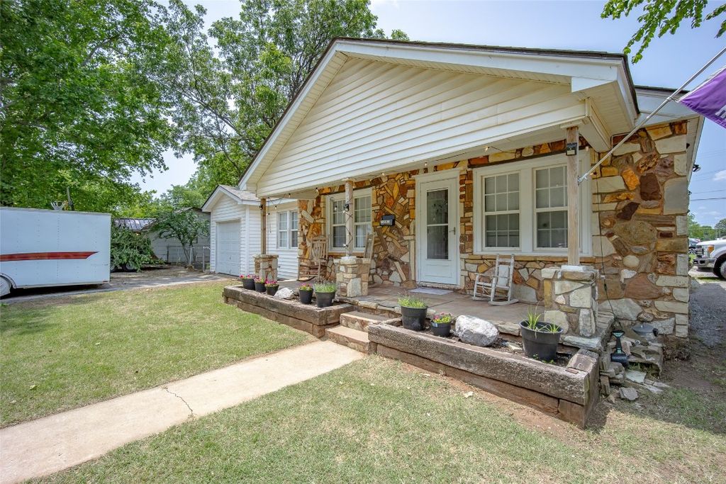 502 SE 2nd Street, Lindsay, OK 73052