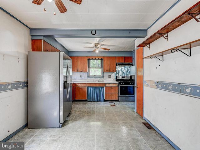 1700 LESLIE RD, Dundalk, MD 21222