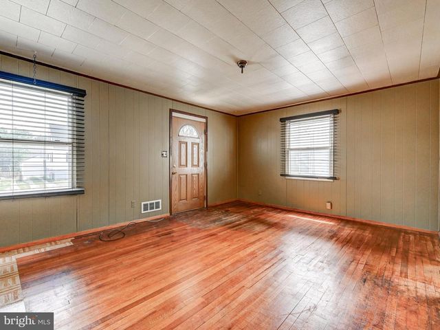 1700 LESLIE RD, Dundalk, MD 21222