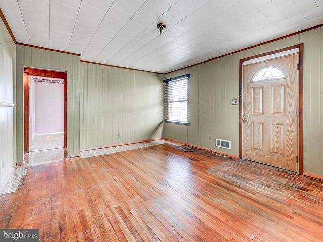 1700 LESLIE RD, Dundalk, MD 21222