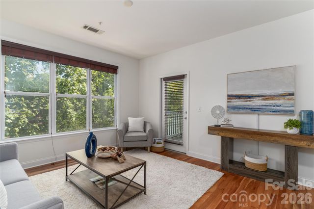 1000 E Woodlawn Road 217, Charlotte, NC 28209