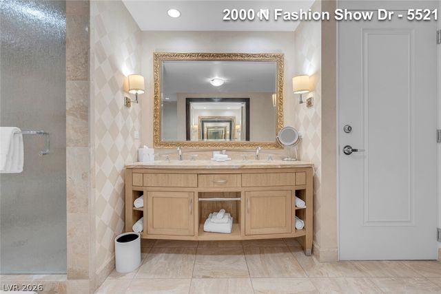 2000 FASHION SHOW Drive 5521, Las Vegas, NV 89109